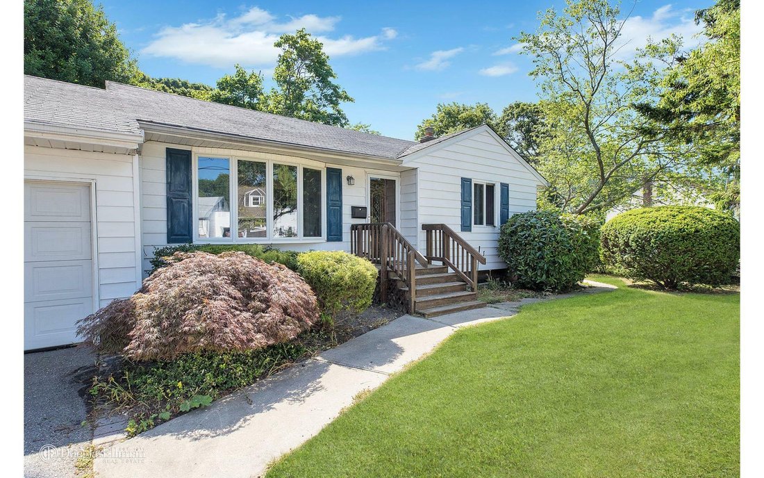 House Bayport In Bayport, New York, United States For Sale (12098445)