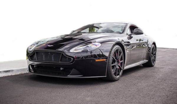 2017 Aston Martin V12 Vantage rwd (12100123)