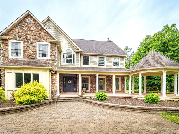 Luxury houses with tennis court for sale in Sennett New York