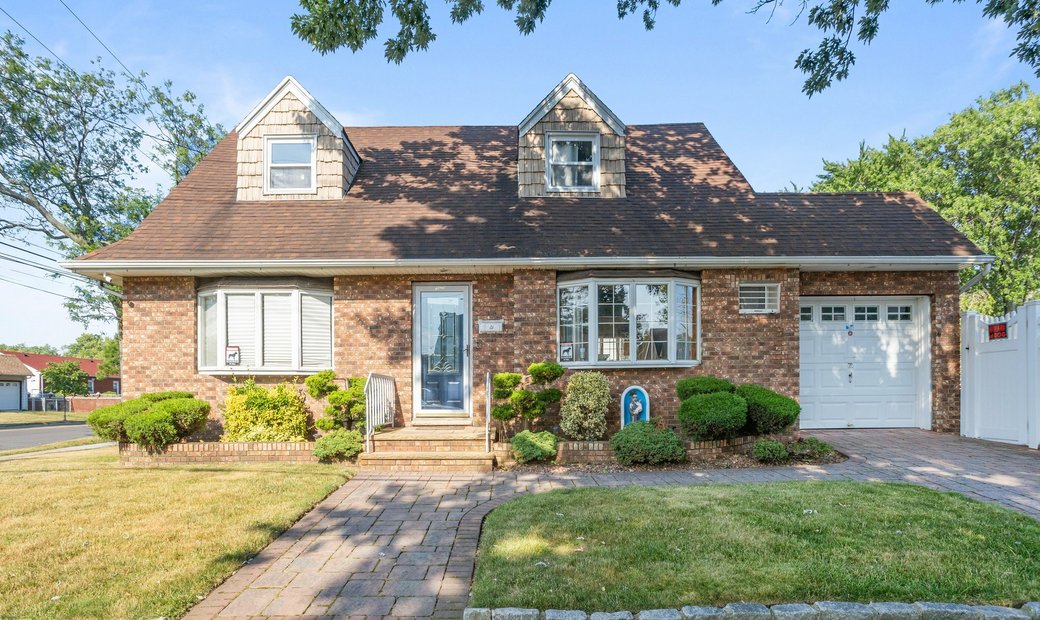 4 Bedrooms Single Family Detached In New York, New York, United States - Single Family Homes For Sale In New York