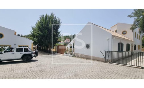 House in Santana, Setubal, Portugal 1