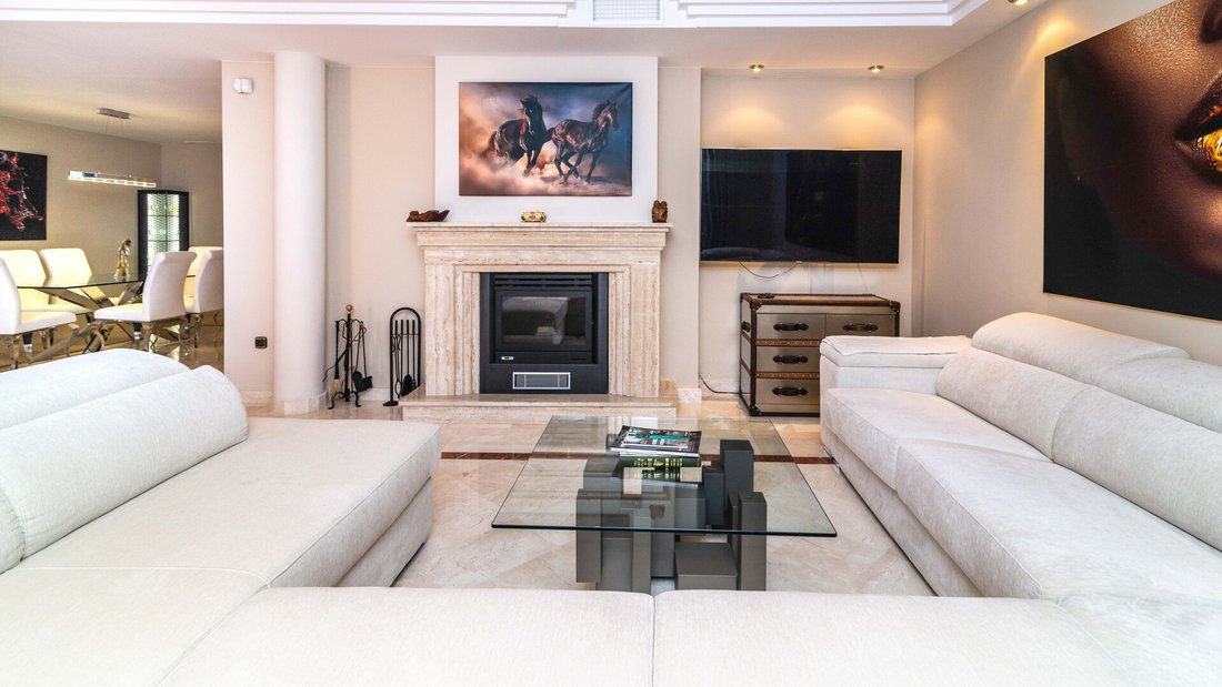 Elegant Duplex Penthouse In Lagos De Sierra In Marbella, Andalusia