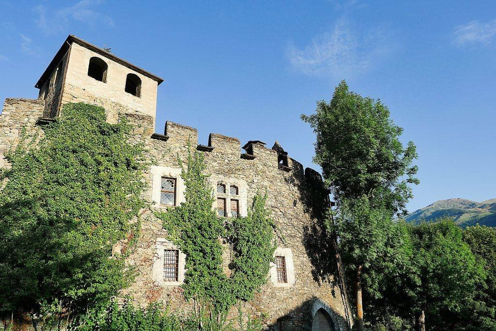 Palazzo Introd En Villes Dessous, Valle De Aosta, Italia En Venta