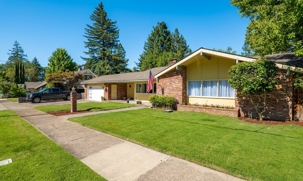 1244 Nw Lawnridge Avenue Grants Pass, Or In Grants Pass, Oregon, United