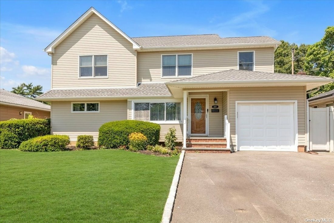 House North Bellmore In Bellmore, New York, United States For Sale