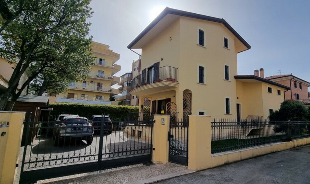 Pescara Villa In Pescara, Abruzzo, Italy For Sale (12121389)
