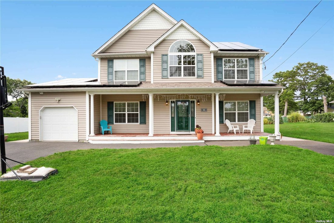 House Ronkonkoma In Lake Ronkonkoma, New York, United States For Sale