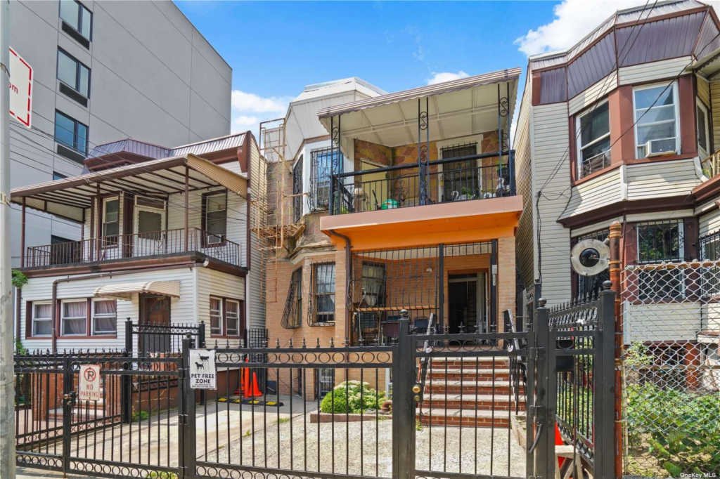 Single Family Attached Bronx In New York, New York, United States For - Single Family Homes For Sale In New York
