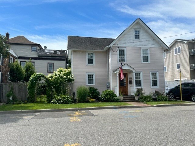 House in Babylon, New York, United States 1 - 12135436
