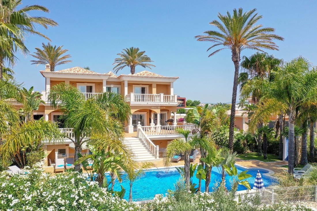 Magnificent 4 Bed Villa In Porto De Mós With 2 In Lagos, Algarve
