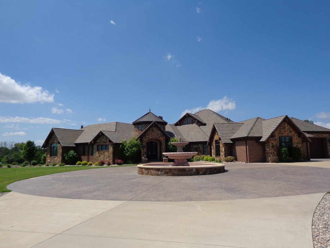 5 Bedrooms Single Family Detached In Hays, Kansas, United States For