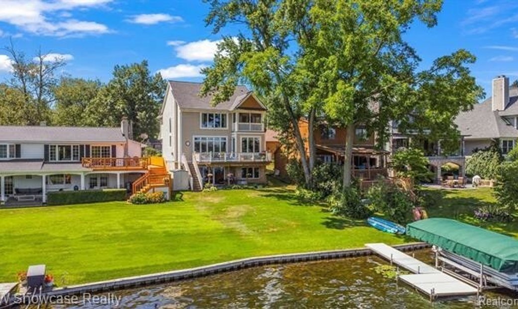 Single Family Detached Wolverine Lake In Walled Lake, Michigan, United