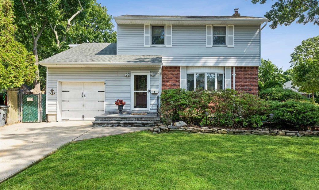 House East Islip In East Islip, New York, United States For Sale (12145626)