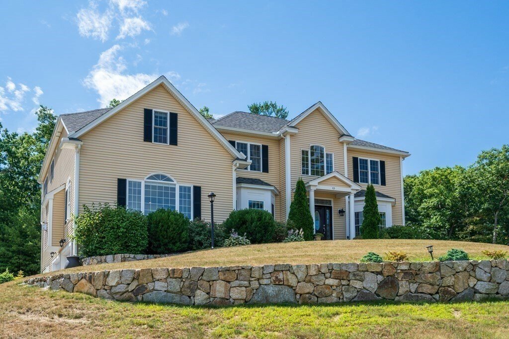 5 Bedrooms Single Family Detached In Holliston, Massachusetts, United