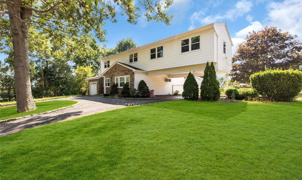 House Farmingville In Farmingville, New York, United States For Sale