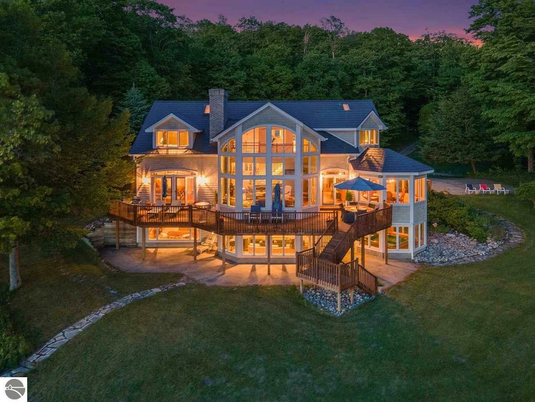 5 Bedrooms Single Family Detached In Bear Lake, Michigan, United States