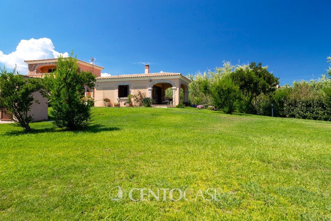Villa Pressi Spiaggia E Porto Turistico In San Teodoro, Sardinia, Italy