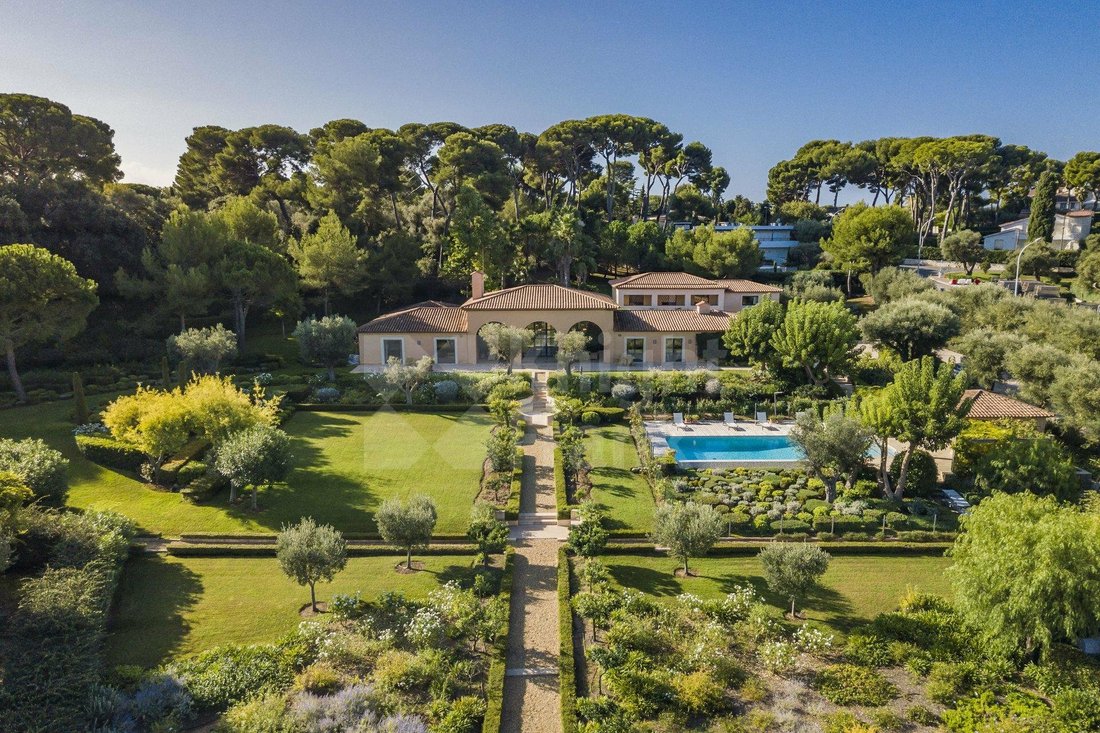 Stunning Villa By The Garoupe In Antibes, Provence Alpes Côte D'azur ...