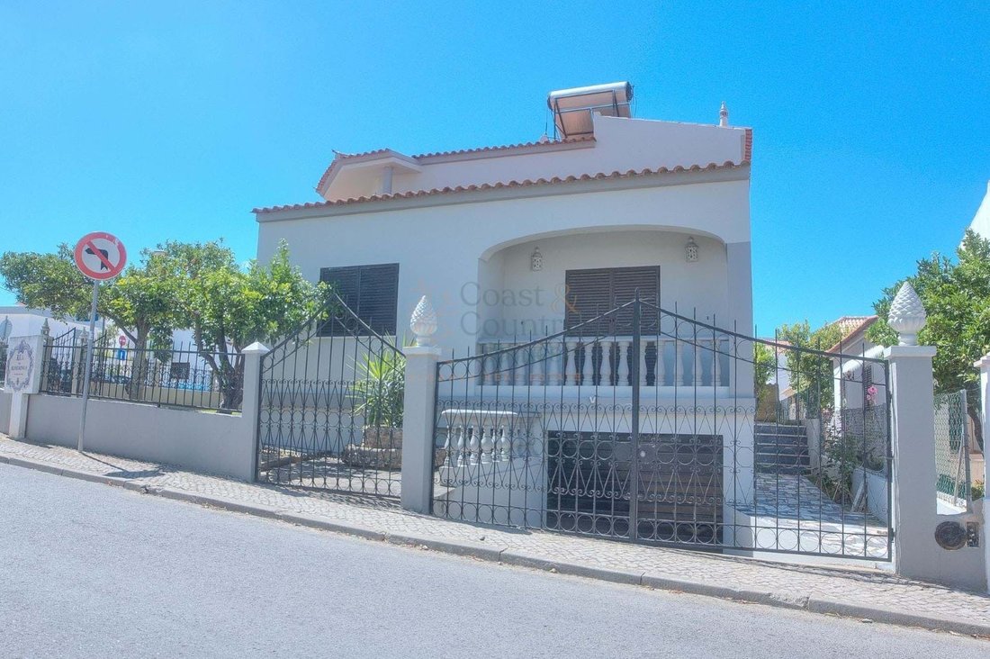 Villa in Loule (Sao Clemente), Algarve, Portugal 1 - 12189622