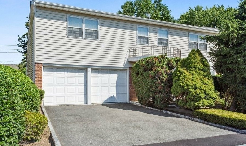 House North Woodmere In Valley Stream, New York, United States For Sale