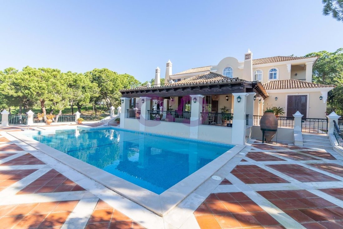 Extraordinary 5 Bedroomed Villa On An Elevated Plot In Faro, Algarve
