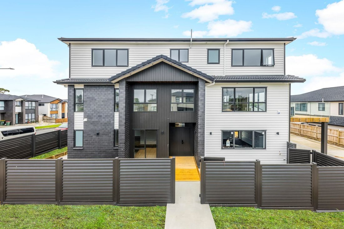 Elegantly Designed Seven Bedroom Home In Auckland, Auckland, New