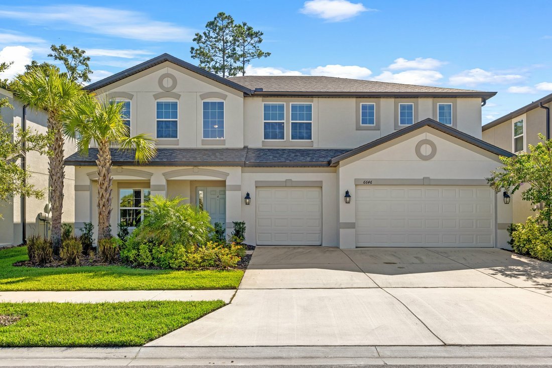 5 Bedrooms Single Family Attached In Wesley Chapel, Florida, United