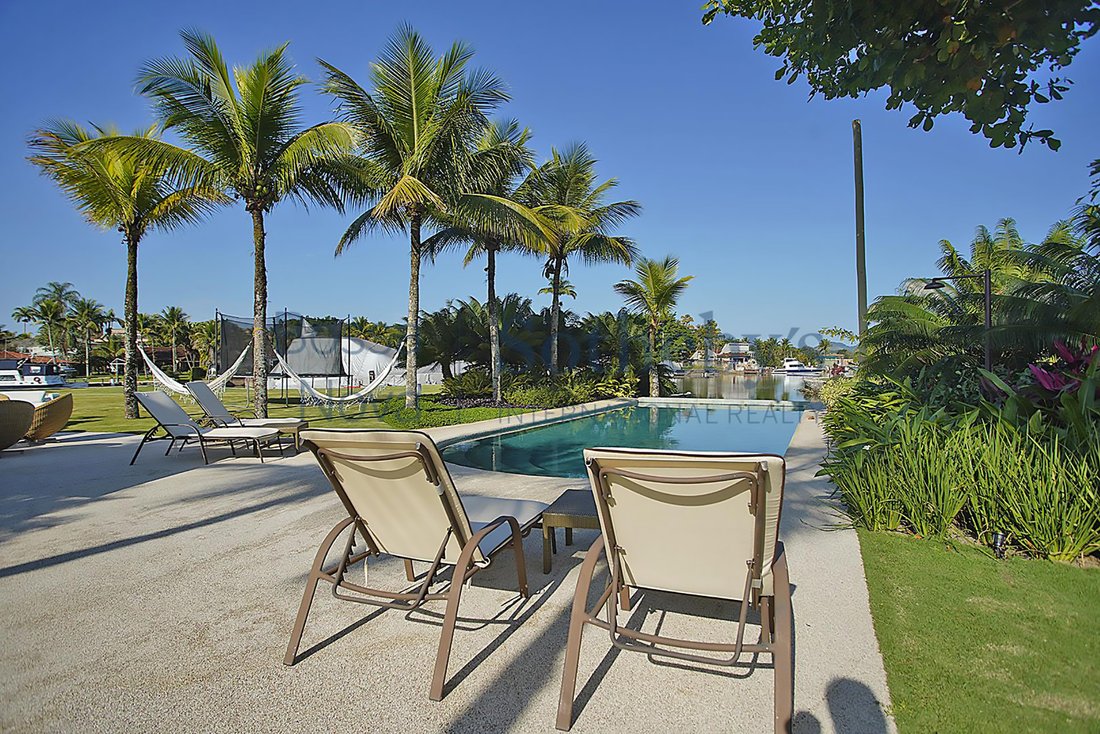 Contemporary House With Project By Roberto Gonçalves In Angra Dos Reis