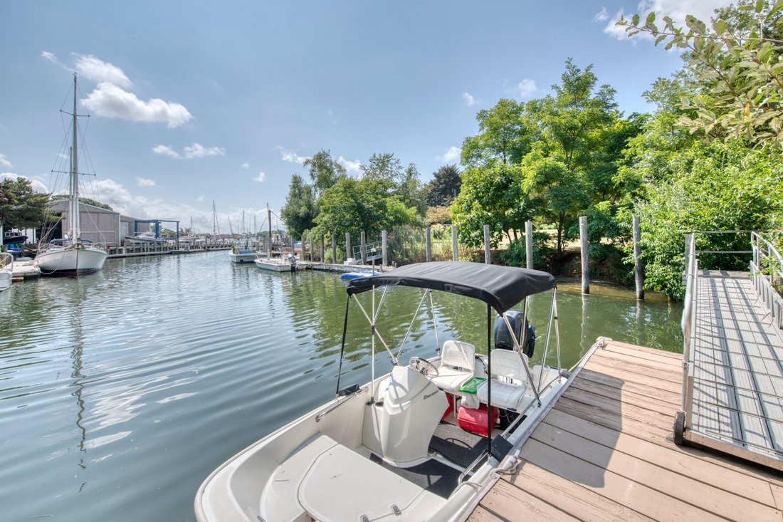 980 Manhasset Avenue, Greenport, Ny, In Greenport West, New York