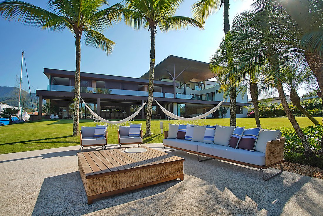 Contemporary House With Project By Roberto Gonçalves In Angra Dos Reis