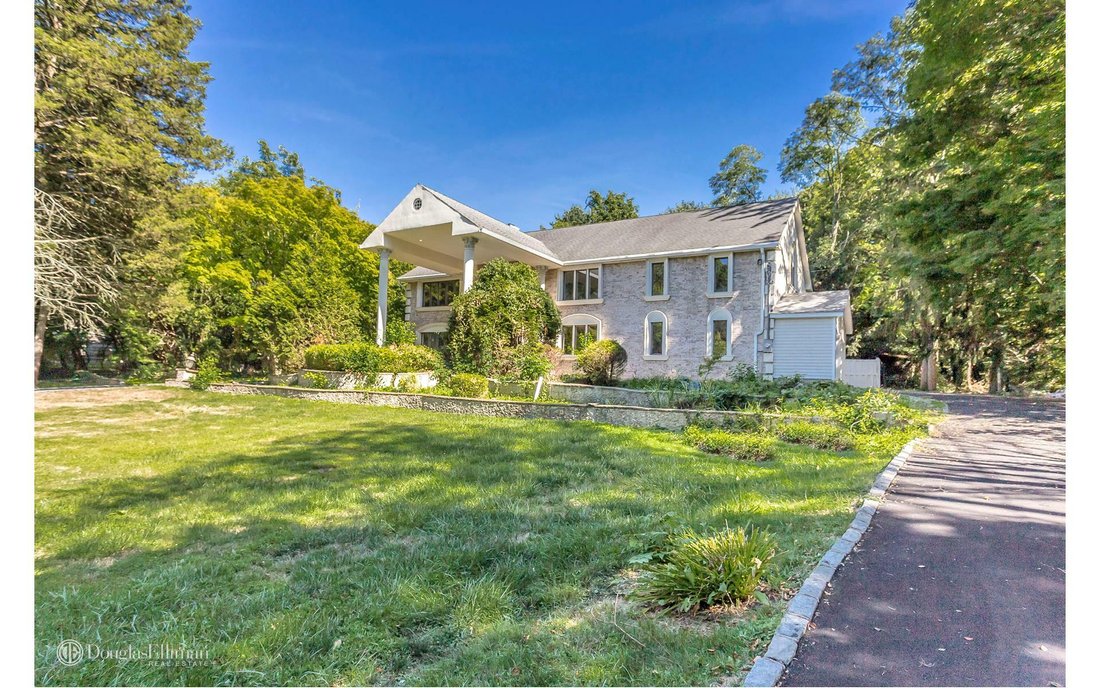 House Dix Hills In Huntington Station, New York, United States For Sale