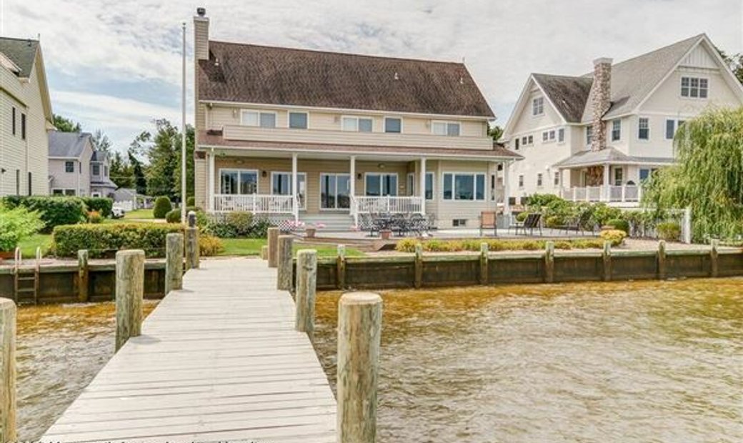 Beautiful Waterfront Home In Desirable In Pine Beach, New Jersey