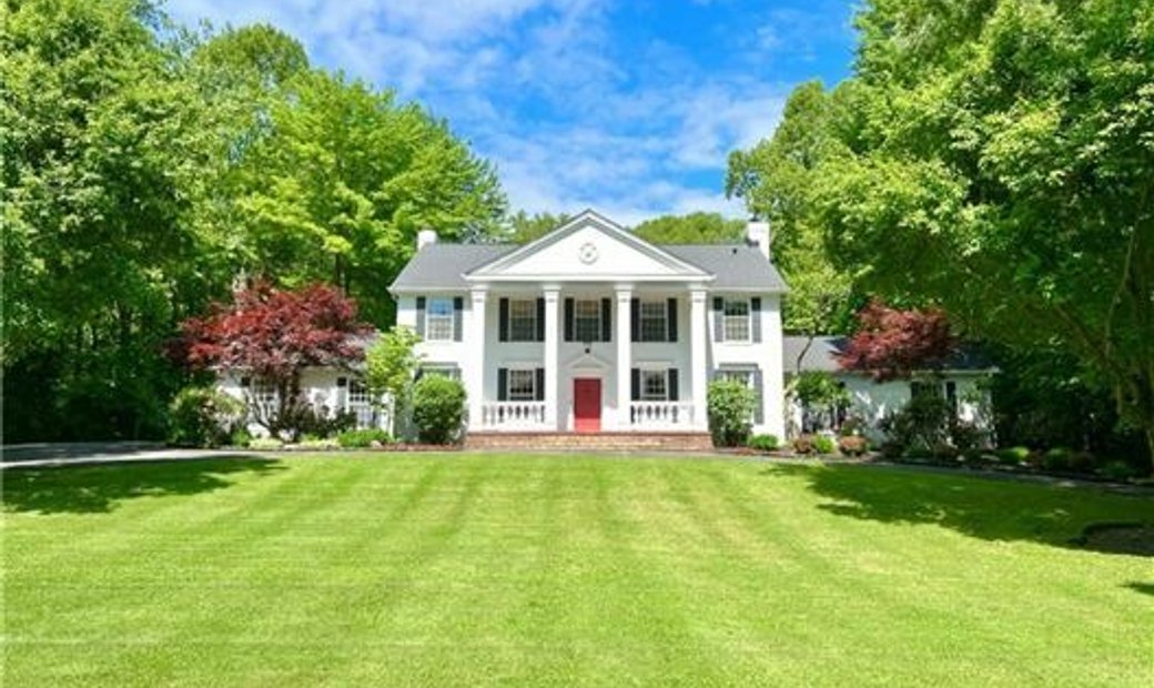 Stately Home In The Heart Of Gates Mills In Gates Mills, Ohio, United