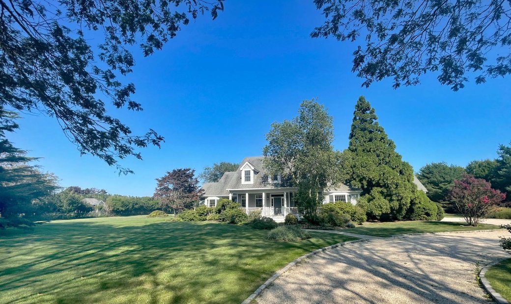Classic Four Bedroom Traditional In In Southampton, New York, United ...
