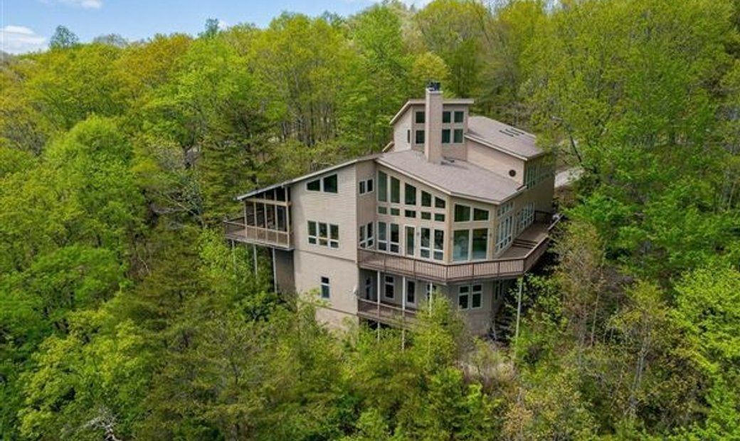 Spacious Home Perched On The Rim Of In Monteagle, Tennessee, United