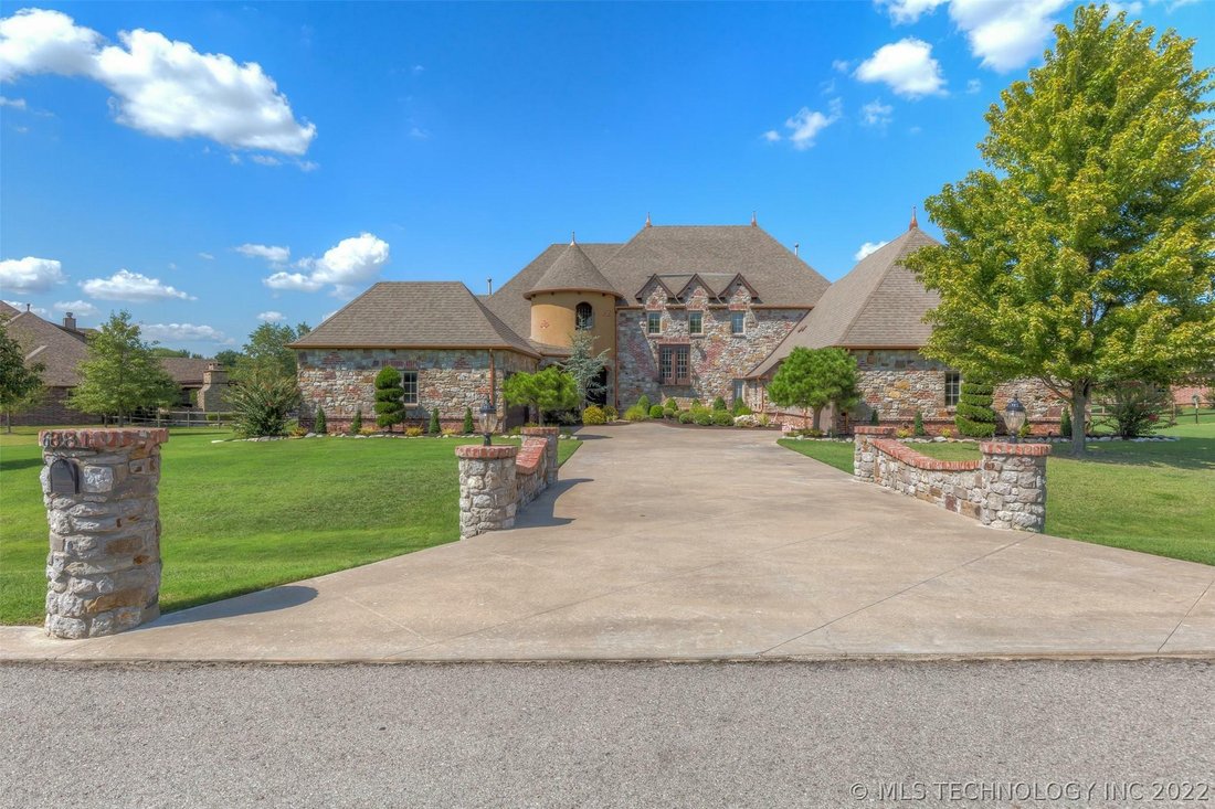 5 Bedrooms Single Family Detached In Owasso, Oklahoma, United States