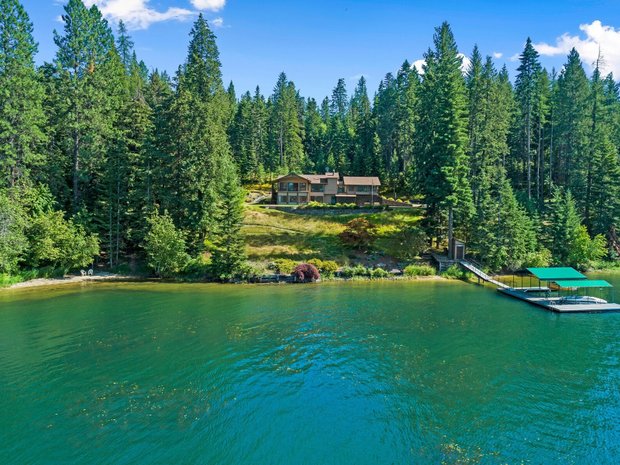 Luxury beachfront homes for sale in Hayden, Idaho | JamesEdition