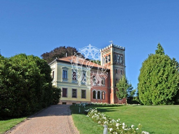 Luxury homes with elevator for sale in CadeglianoViconago, Lombardy