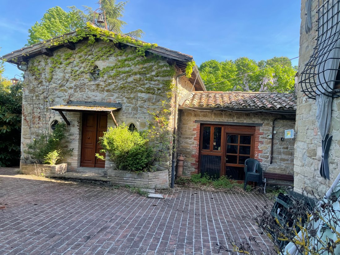 Az204 102 Ha Farm With Farmhouses And Outbuildings In Gubbio, Umbria