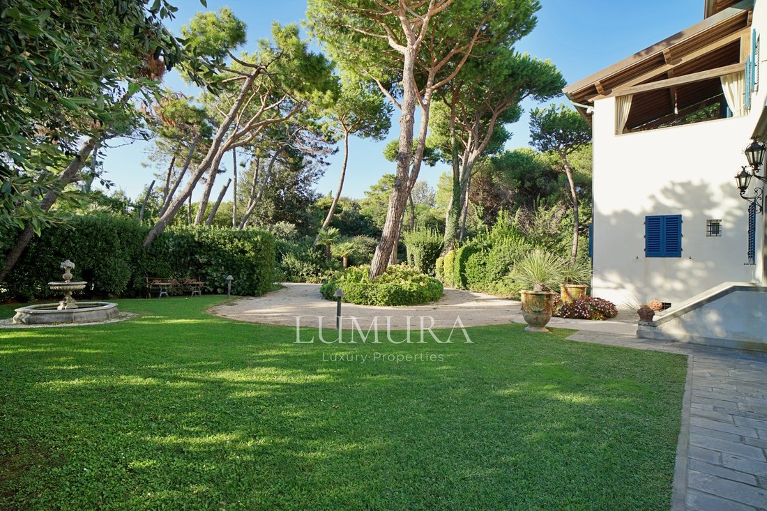 Beachfront 10 Bedrooms Villa Near Forte Dei In Forte Dei Marmi, Tuscany