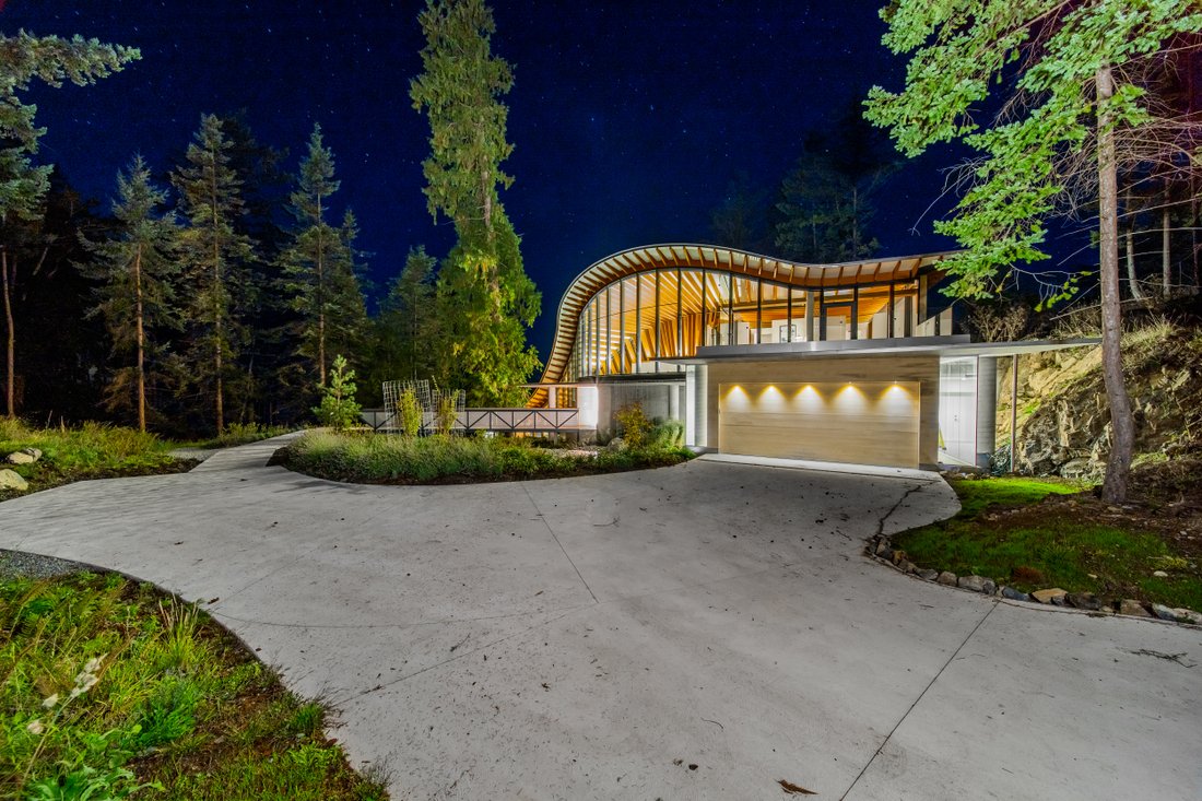 House in Bowen Island, British Columbia, Canada 1 - 12223506