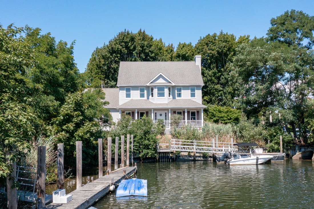 980 Manhasset Avenue, Greenport, Ny, In Greenport West, New York, United States For Sale (12208399)