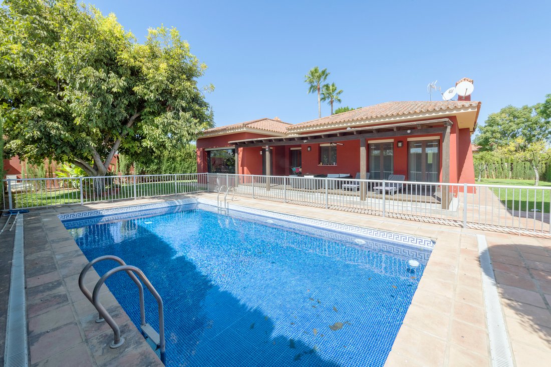 One Story Villa In A Gated Community With Basement In Sevilla