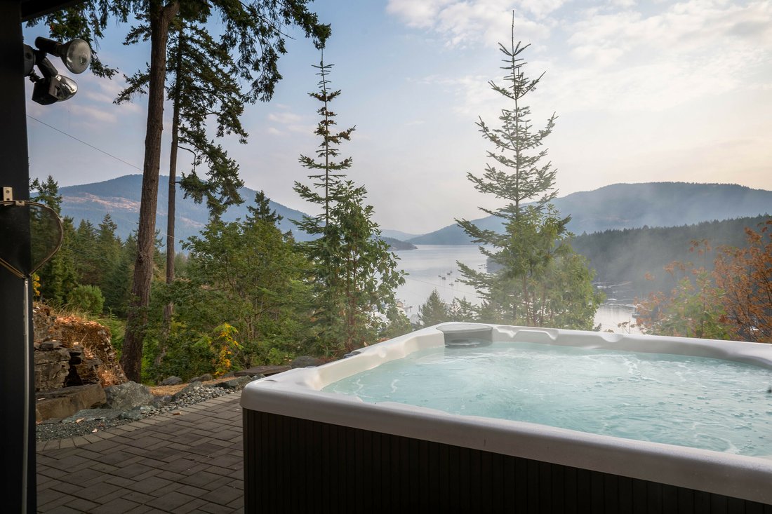 Architecturally Stunning In Duncan, British Columbia, Canada For Sale