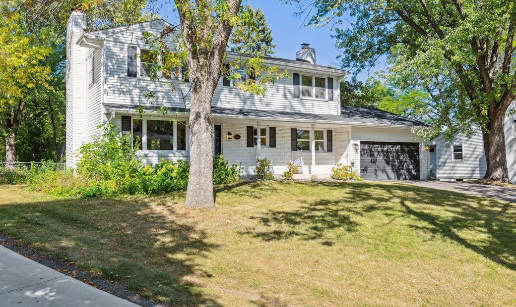 Classic Two Story In Edina's Countryside Dans Edina, Minnesota, états