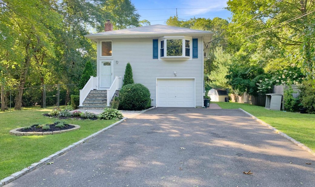 Country Home At The Gateway To The In Manorville, New York, United