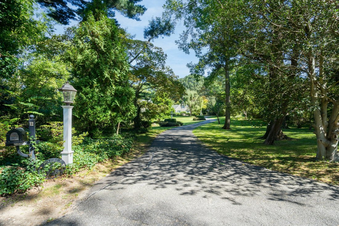 12 Van Wyck Lane, Lloyd Harbor, Ny, 11743 In Halesite, New York, United