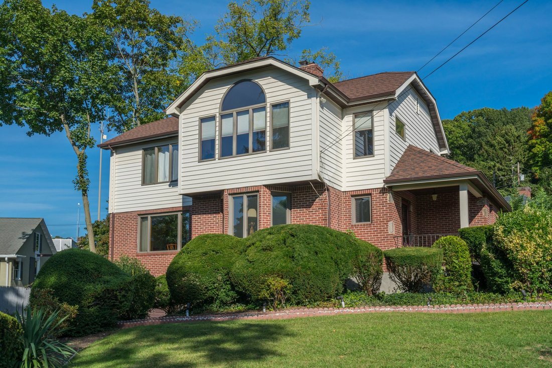 7 Portland Place, Cold Spring In Cold Spring Harbor, New York, United