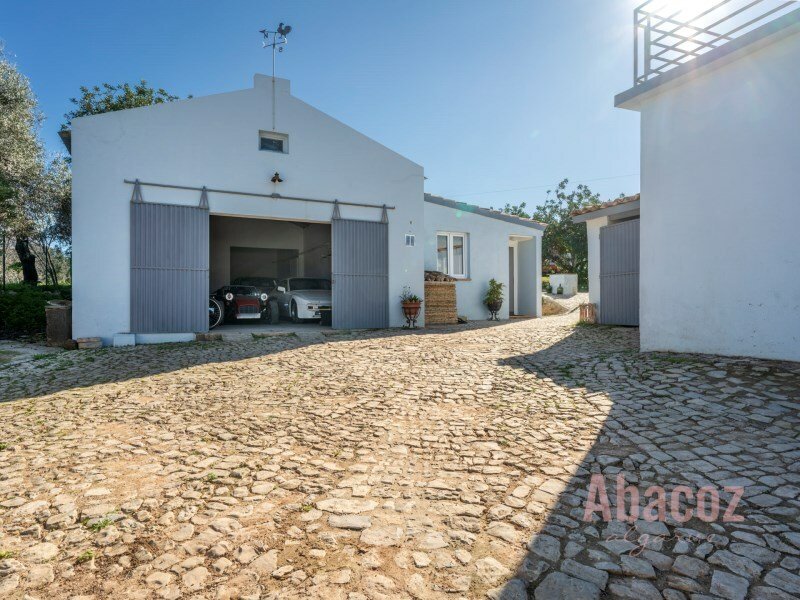 Picturesque 3 Bedroom Villa Set On In Santa Bárbara De Nexe, Algarve ...