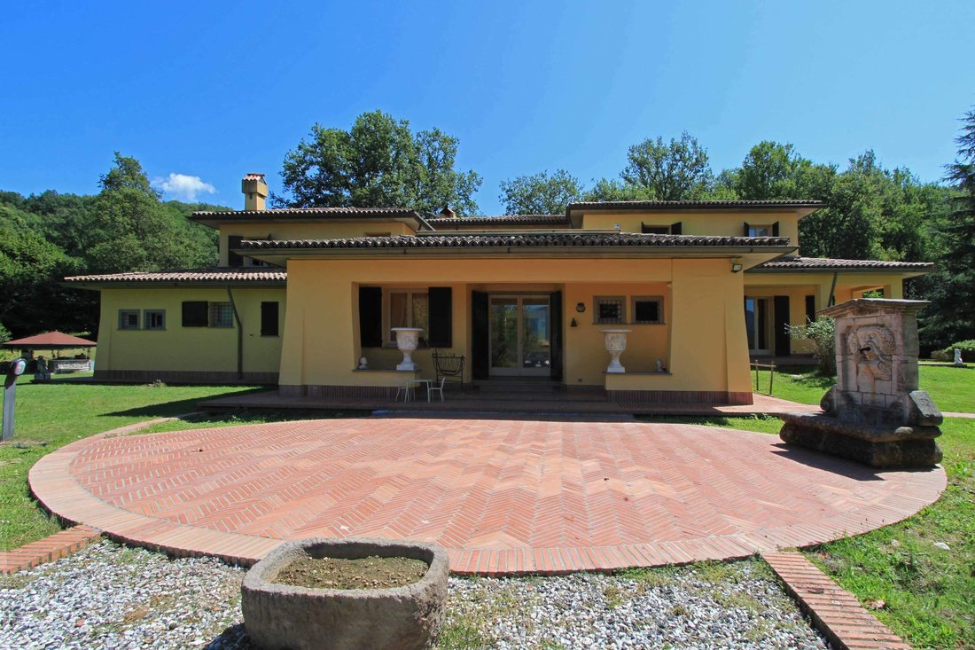 Superb Villa With Land And Outbuilding Set In A Country Location Yet Close To Picturesque Towns, Won